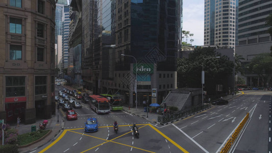 新加坡市中心街道有商店和繁忙的交通图片