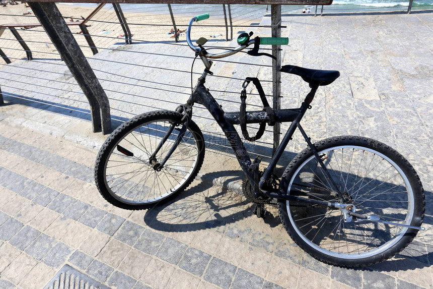 自行车轮式车辆通过脚踏板用人图片
