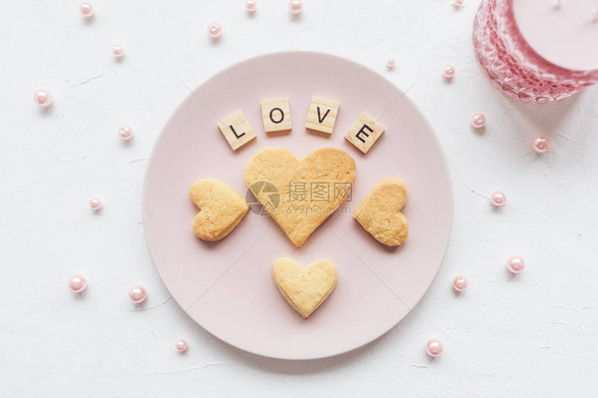 爱的言语和心灵在粉红盘子上的黄油饼干和情人节装饰粉红珍图片