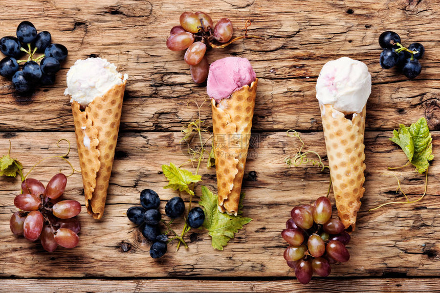 冰淇淋圣代华夫饼锥葡萄冰淇淋木桌图片