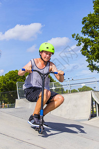 少年男孩在滑板公园骑推图片
