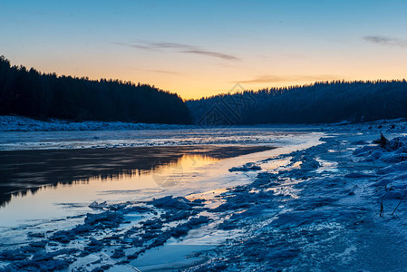 冬天结冰的河流图片