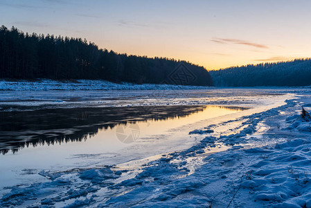 冬天结冰的河流图片