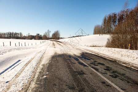 冬季路上有雪车胎轨覆图片