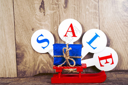 圣诞销售或礼品购物概念照片准备新年和圣诞节购买礼物SALE一词图片