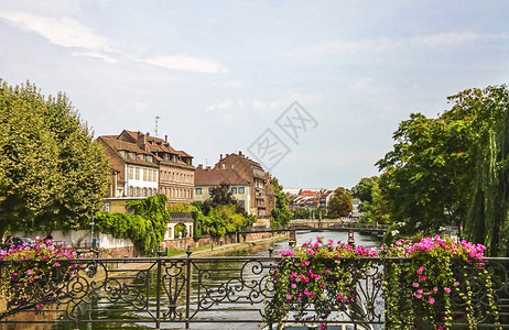 法国阿尔萨斯地区斯特拉斯堡市中心沿河的美丽建筑许多结构是传统的图片