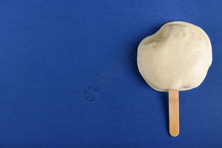 在颜色背景的可口冰淇淋背景图片
