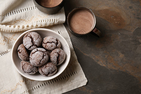美味巧克力饼干灰色桌图片