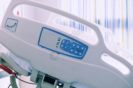 可调整的医院床位病室里电动病人图片
