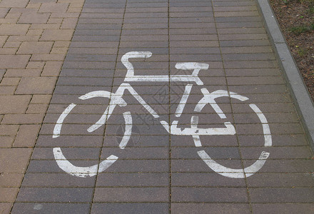 在行人过境路上的自行车标志乌克兰图片