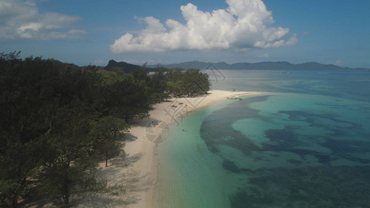 美丽的热带海滩鸟瞰图与绿松石水在蓝色泻湖背景图片