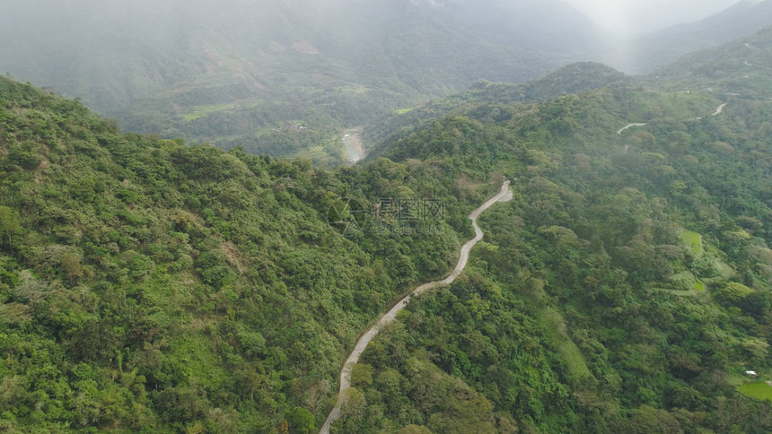 山地弯道是沿着被绿色森林和植被覆盖的山坡和丘陵的道路菲图片