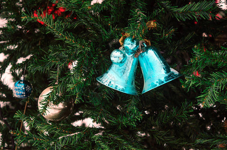 蓝色铃铛旧圣诞树玩具装饰小景深背景图片