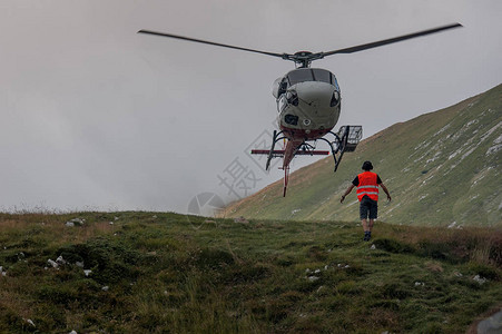 救援直升机在山图片