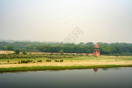 印度阿格拉泰姬陵背后的亚穆纳河景观图片