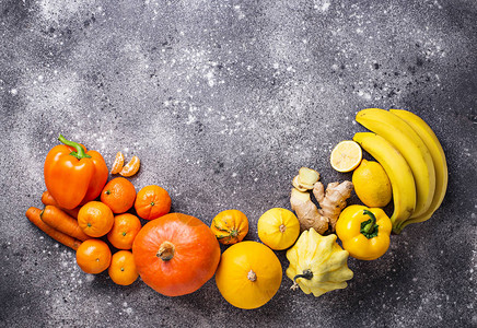 黄色和橙色水果和蔬菜的分类顶视图图片
