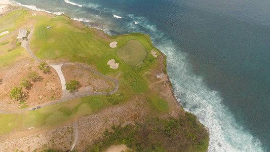 在海角对海洋的鸟瞰图高尔夫球场海岸线上的热带岛屿上图片