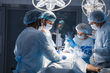 专业的智能外科医生站在病人身边图片