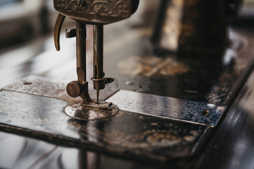 老式缝纫机上的针和细节的特写图片