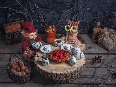 带玩具的快乐贺卡森林人物喝茶干莓子童话故事图片
