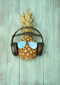沙滩上的菠萝听音乐图片