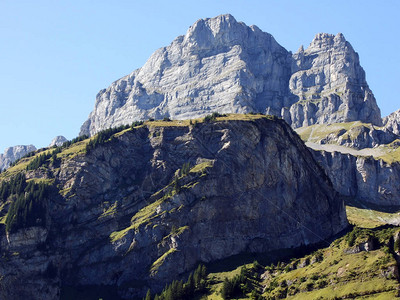 瑞士阿尔卑斯山的大型Lackistock峰景观图片