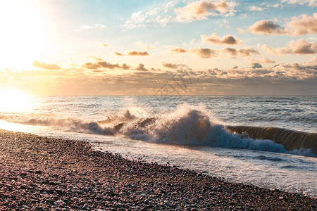 海滨日落时有波浪日落海景自图片