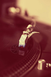 嘻哈DJ转盘播放音乐唱片用于刮唱片的专业转盘针特写图片