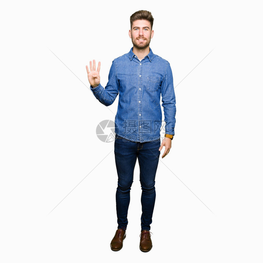 金发帅气的金发年轻男子穿着临时戴尼姆衬衫展出用手指举起第四指头笑图片