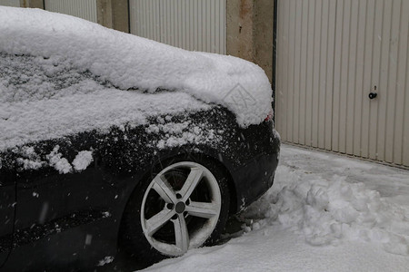 大雪过后汽车被雪覆盖图片