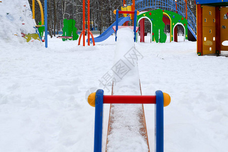 儿童小玩具摇摆平衡器冬季在儿童游图片