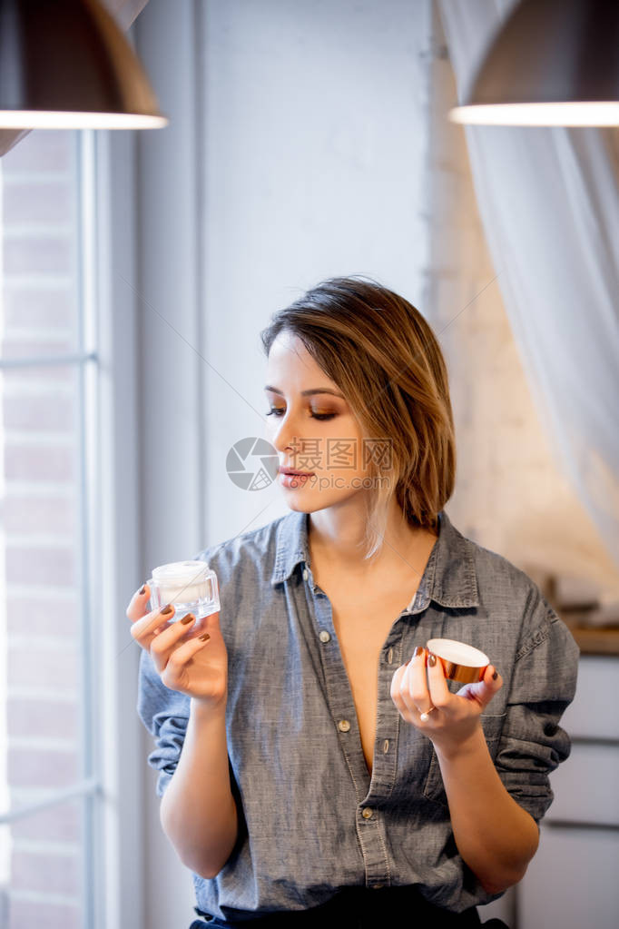 红发的红发女人在家窗户旁边吃奶图片