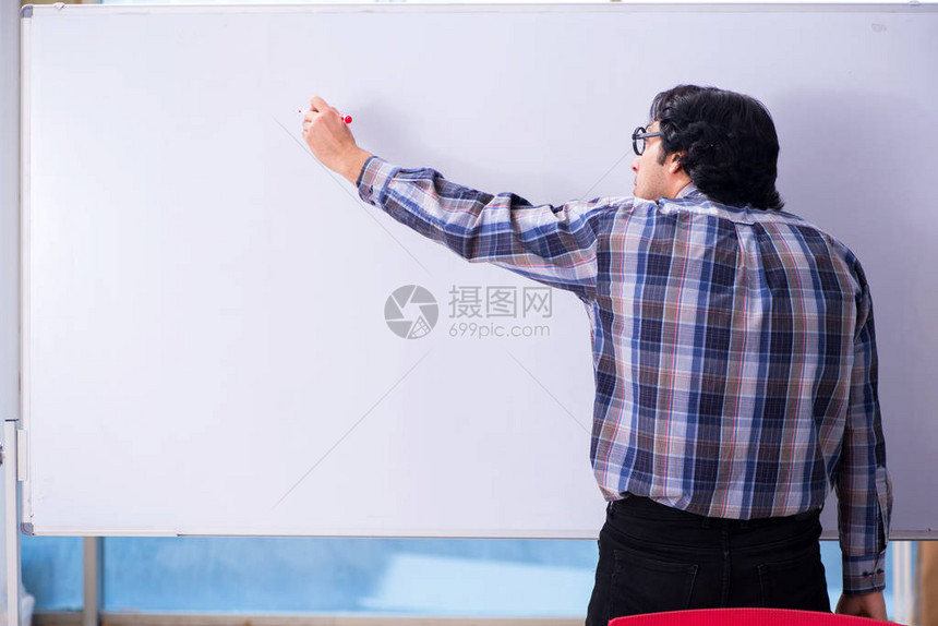 白板前的搞笑男老师图片