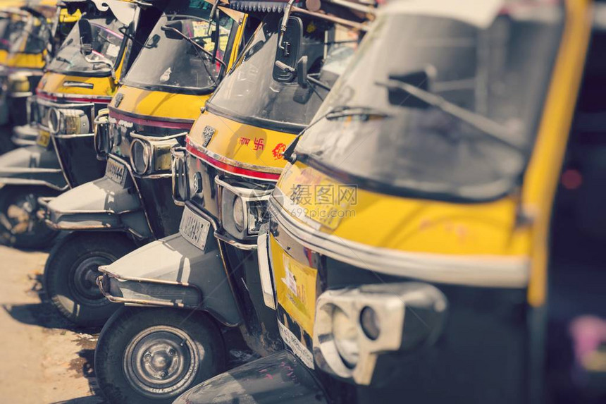 自动人力车或tuktuk出租车在街上图片