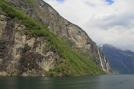 Geirangerfjord山和瀑布的地貌景观美丽的自然挪图片