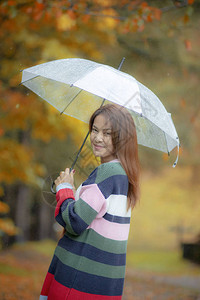 带着雨伞快乐的雨伞笑着微笑的脸在日本图片