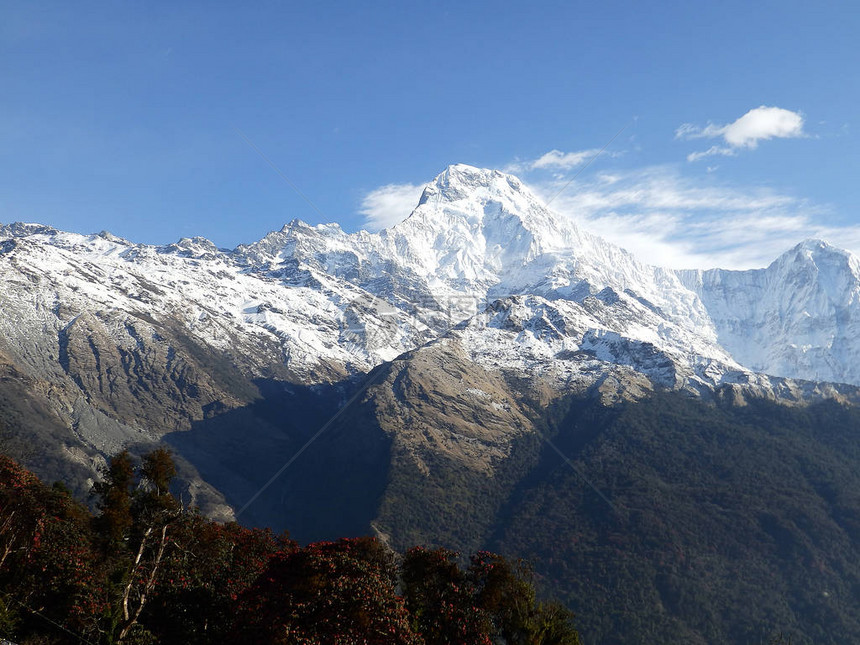 白雪覆盖的尼泊尔喜马拉雅山峰的惊人拍摄吸引图片