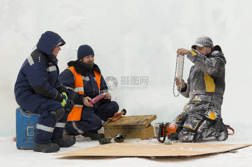 冬季工作服工人检查胶合板图片