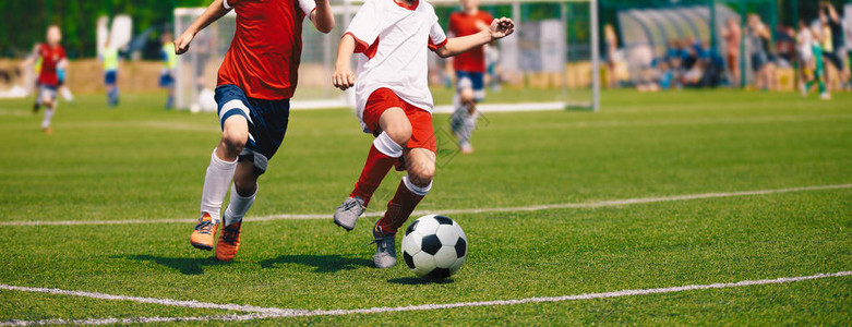 少年足球比赛青年球员的足球比赛男孩在足球场上踢足球比赛中的图片