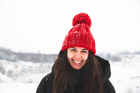 年轻美女穿着红帽子笑着布波图片