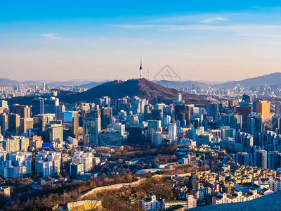 南韩首尔市有高塔的美丽建筑背景图片