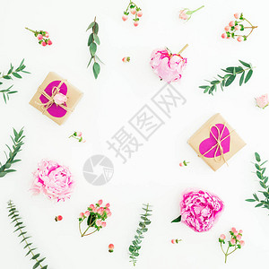 粉红花玫瑰高压树枝和白背景的叶子和礼品圆框情人节构成平面图片