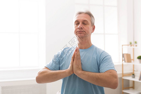 安静的老人练习瑜伽在家冥想图片