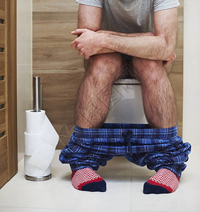 男子在厕所大便的低段图片