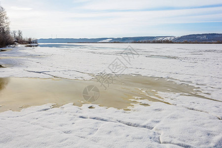 春天的河滩被融化的冰雪淹没图片