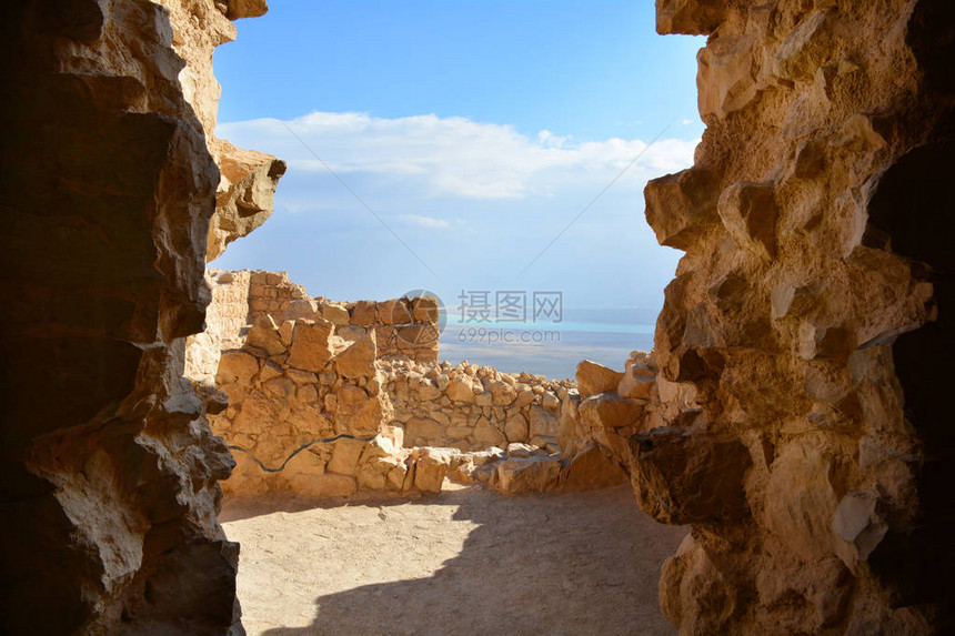 以色列马萨达堡垒废墟通过拱门图片