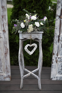 婚礼活动的木制和鲜花装饰图片