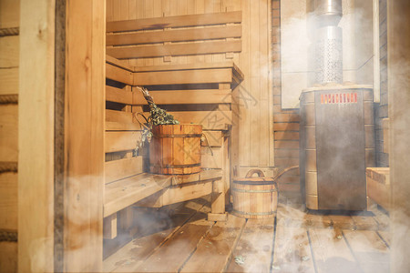 芬兰桑拿室内部经典木制桑拿浴室芬兰浴室带蒸汽的热高清图片