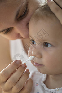 妈用棉签清洁婴儿鼻子图片