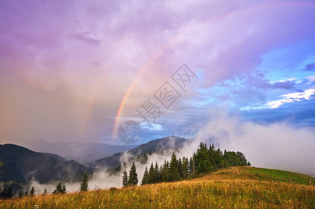 山谷雨后的彩虹和阳光图片